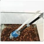 une pompe pour vider un aquarium – électrique avec embouts aspire l’eau sale